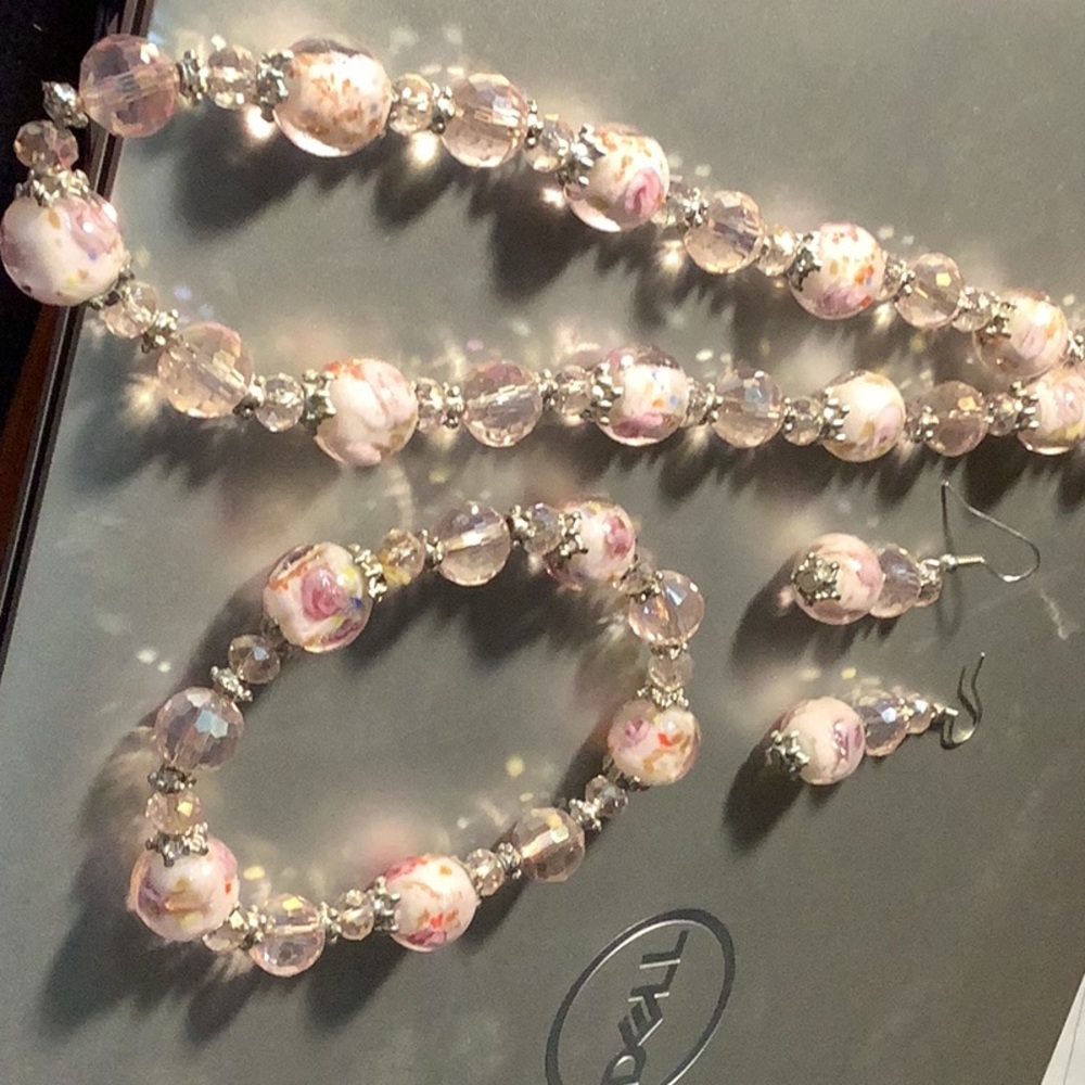 Fashion Pearl Necklace set.